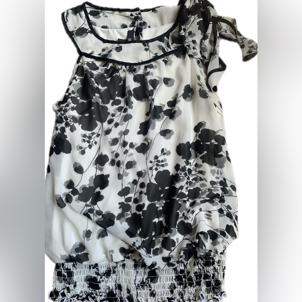 BCX | Black and White lined floral Top, XL. ❤️ This top! It's Beautiful!